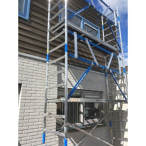 Smalle rolsteiger met voorloopleuning huren Smalle rolsteiger 4 meter werkhoogte huren Utrecht